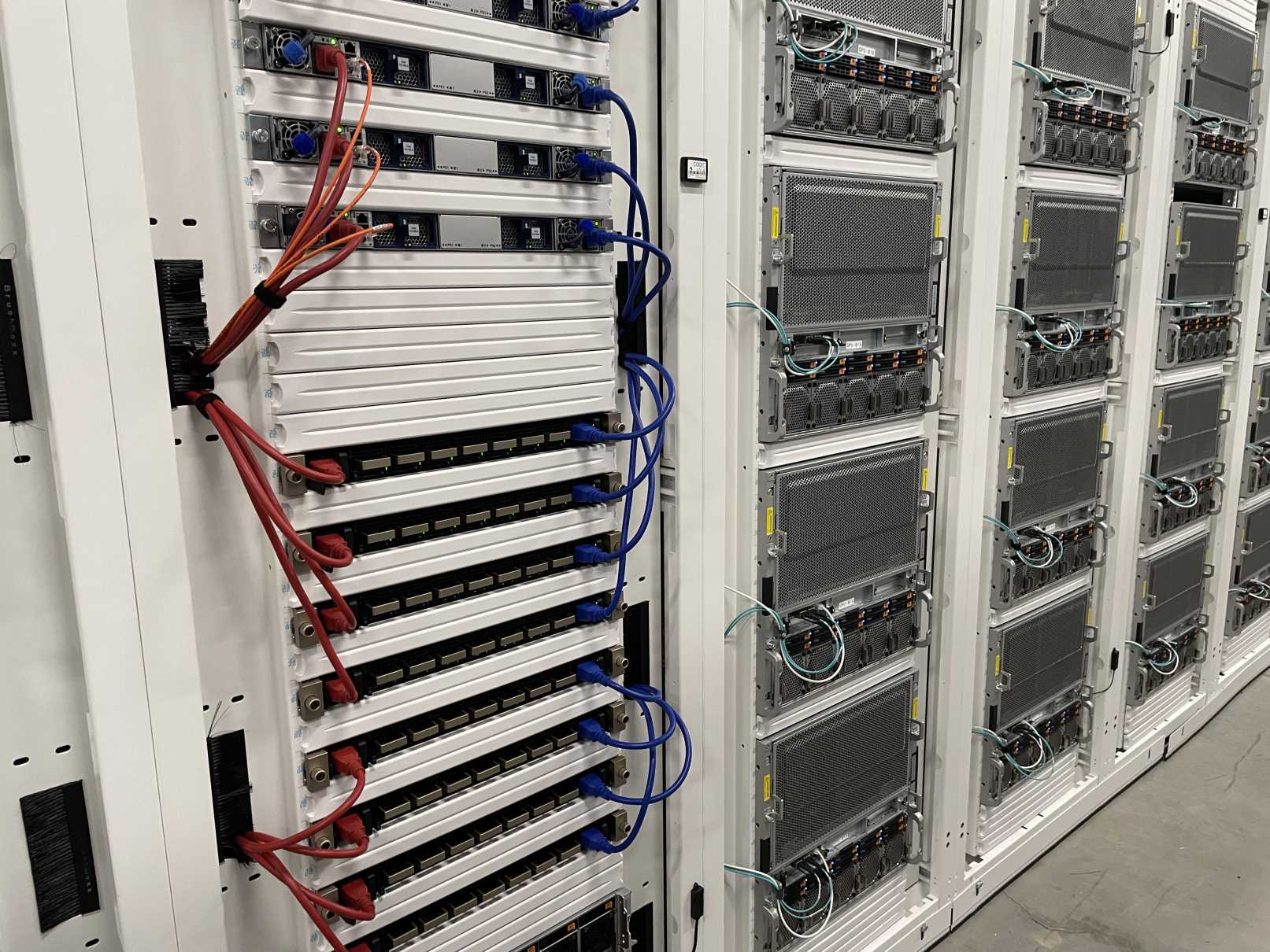 クラウドインフラストラクチャに使用されるSupermicro 8U NVIDIA HGX B200 8GPUシステムのラムダ製ラックのクローズアップ