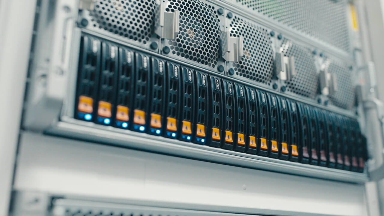 Supermicro 8U GPUシステムAS -8125GS-TNMR2のクローズアップ(Vultrソリューションの一部)
